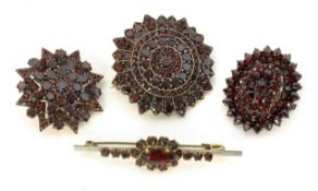 VIER ALTE GRANATBROSCHENmit TombakfassungFOUR OLD GARNET BROOCHES with tombac setting.