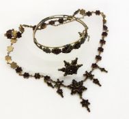 3 TEILE ALTER GRANATSCHMUCKCollier, Armreif und Brosche. Fassungen Tombak3 OLD GARNET JEWELLE