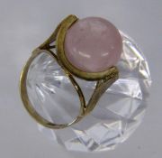 A LADIES RING 333/000 yellow gold with rose quartz. Ring size 55, gross weight