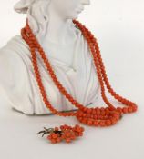 A CORAL NECKLACE, endless gradient, 4-8 mm. 88 cm long. Includes a coral brooch, silver, 4