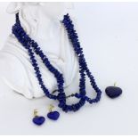 3 JEWELLERY PIECES WITH LAPIS LAZULI 585/000 yellow gold. Pendant and pair of heart-shaped