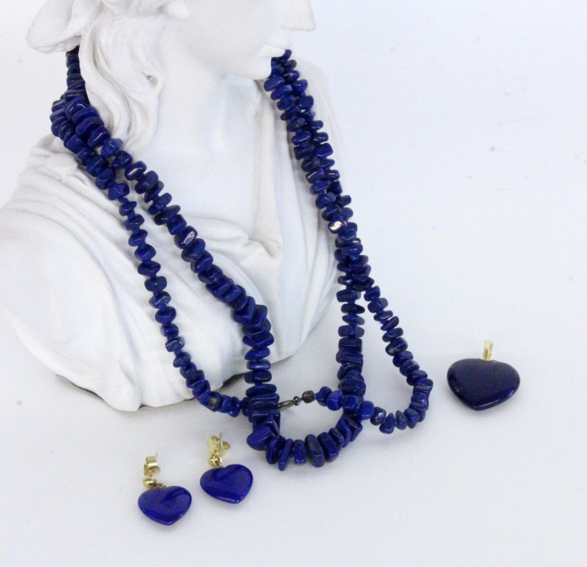 3 JEWELLERY PIECES WITH LAPIS LAZULI 585/000 yellow gold. Pendant and pair of heart-shaped
