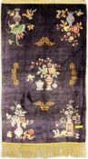 CHINEISCHER SEIDENTEPPICHVioletter Grund mit Blumendekor. 137x84cmA CHINESES SILK CARPET Purp