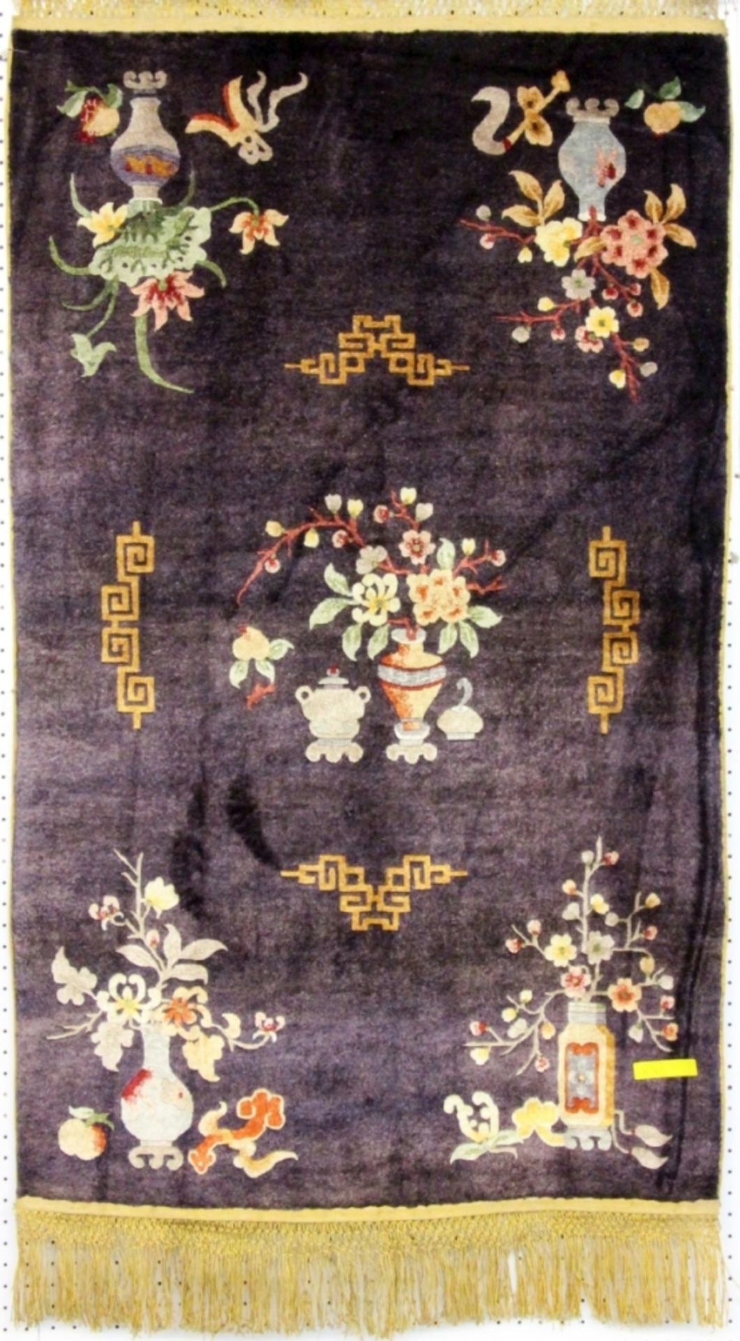 CHINEISCHER SEIDENTEPPICHVioletter Grund mit Blumendekor. 137x84cmA CHINESES SILK CARPET Purp