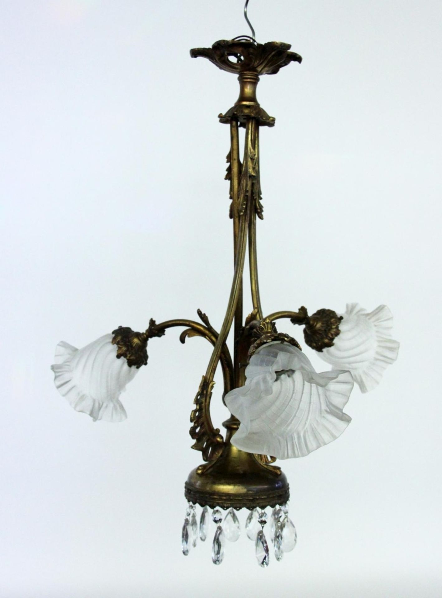 A HANGING LAMP circa 1900 Gilt bronze frame with 3 colourless, matt-etched glass shades. - Bild 2 aus 2