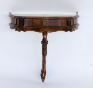 WANDKONSOLE IM BAROCKSTILNussbaum. Mit Schublade. 60x53x25cmA BAROQUE STYLE WALL CONSOLE Waln