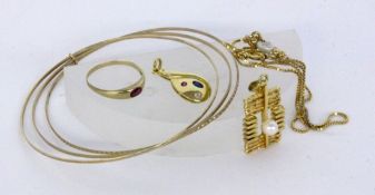 A LOT OF 4 GOLD JEWELLERY PIECES 333/000 yellow gold. Approximately 13.1 grams in total.