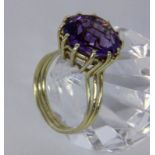 A LADIES RING 585/000 yellow gold with amethyst. Ring size 54, gross weight approximately