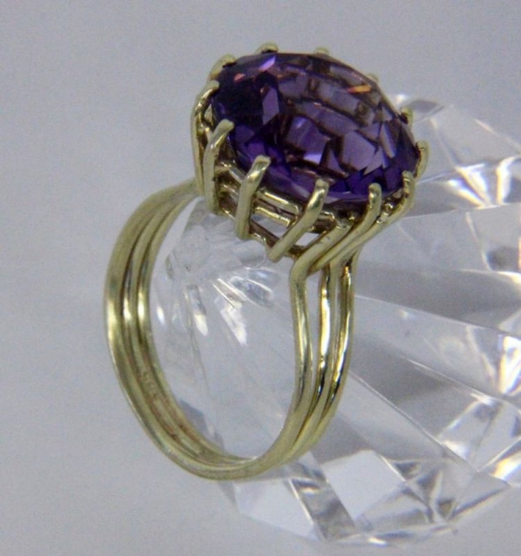 A LADIES RING 585/000 yellow gold with amethyst. Ring size 54, gross weight approximately