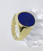 A RING 585/000 yellow gold with lapis lazuli. Ring size 59, gross weight approximately 8