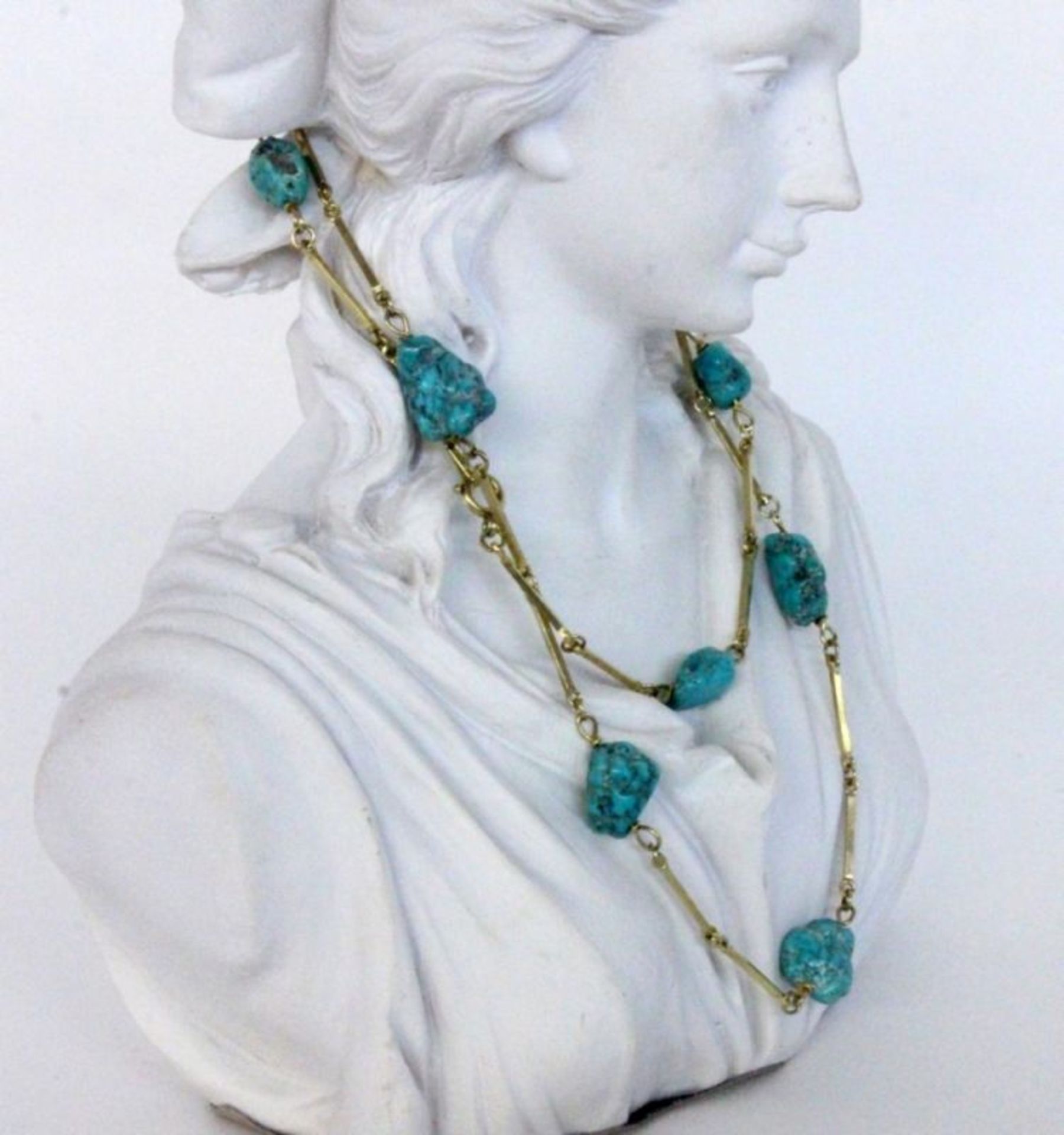 HALSKETTE MIT TÜRKIS-NUGGETSL.57,5cmA NECKLACE WITH TURQUOISE NUGGETS 57.5 cm long.