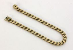 A CURB LINK BRACELET 333/000 yellow gold. 22.5 cm long, approximately 24.5 grams.