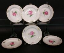 A SET OF 6 DESSERT PLATES Meissen, 20th century Painted with red rose. Diameter 17.5 cm,