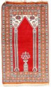 ORIENT GEBETSTEPPICHmit rotem Grund. 135x77cmAN ORIENT PRAYER RUG with red ground. 135 x 77 c