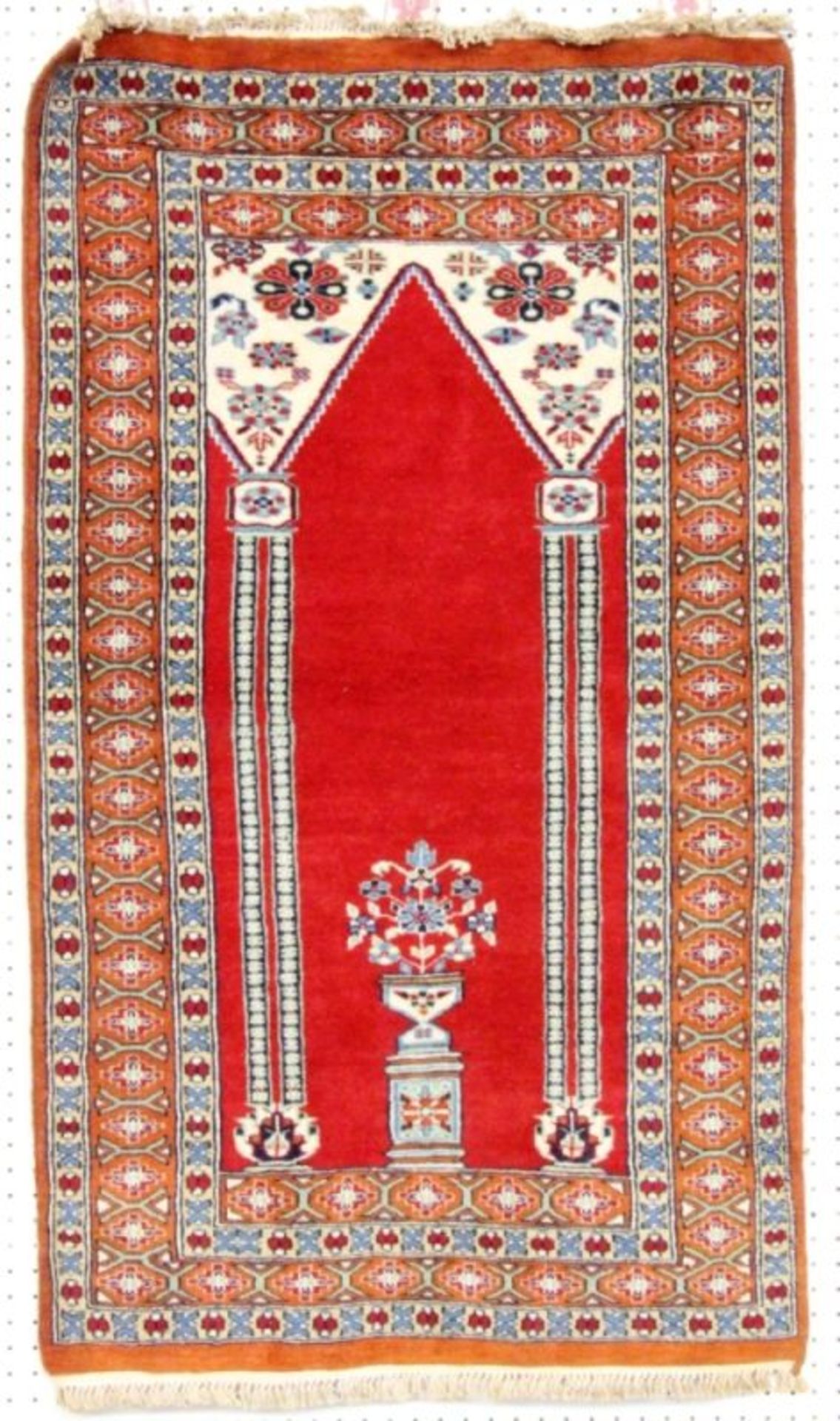 ORIENT GEBETSTEPPICHmit rotem Grund. 135x77cmAN ORIENT PRAYER RUG with red ground. 135 x 77 c