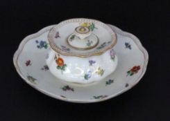 AN INKWELL Meissen, 19th century 2 pieces, inkwell with lid and saucer. Painted with
