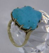 A LADIES RING 585/000 yellow gold with turquoise. Ring size 55, gross weight approximately