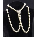 A PEARL NECKLACE WITH CLIP Endless, 90 cm long, diameter approximately 7 mm. Clip 585/000