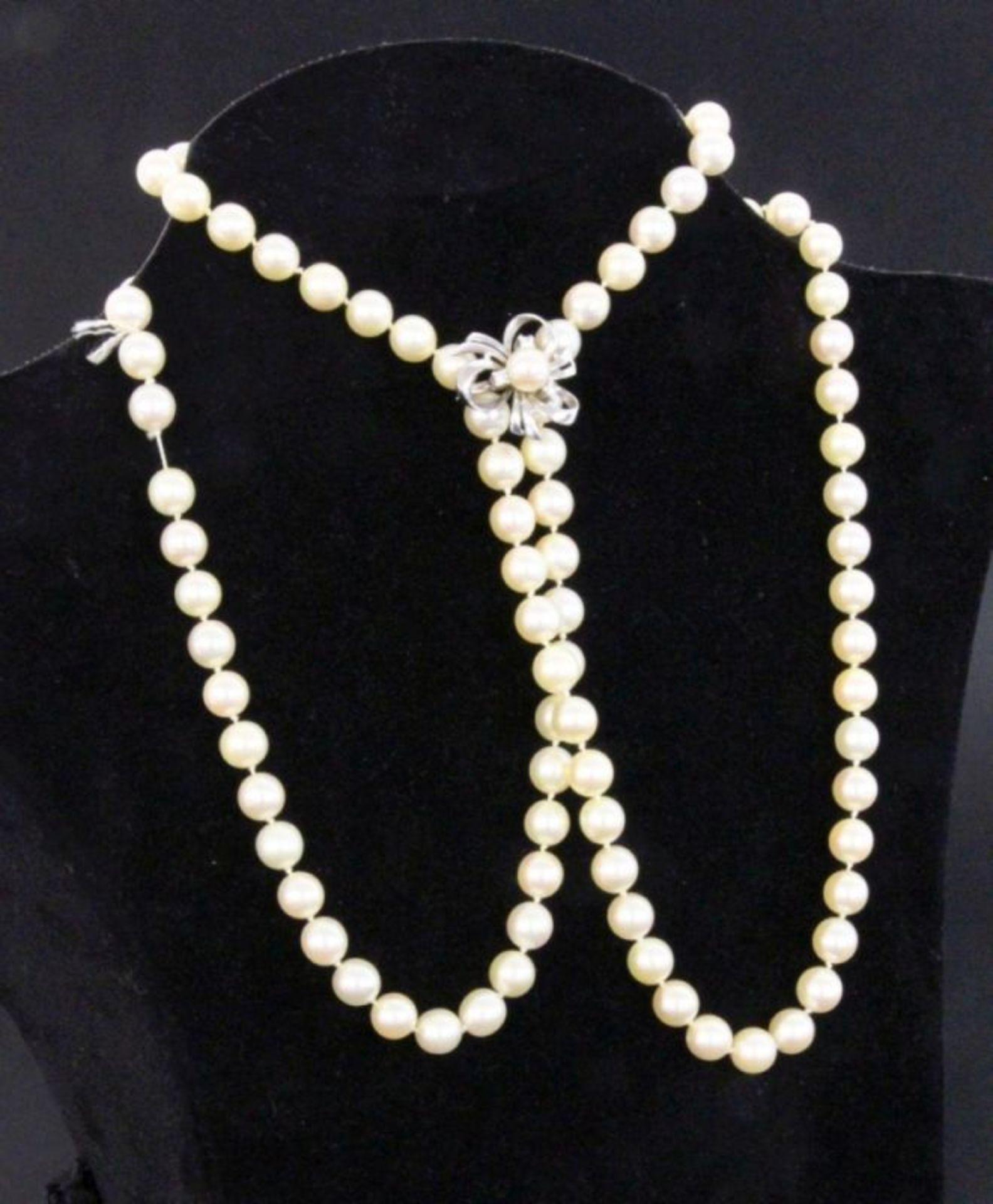 A PEARL NECKLACE WITH CLIP Endless, 90 cm long, diameter approximately 7 mm. Clip 585/000