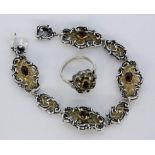 ARMBAND UND DAMENRINGSilber, teils vergoldet mit Granaten. L.18,5cm, Ringgr. 59A BRACELET AND