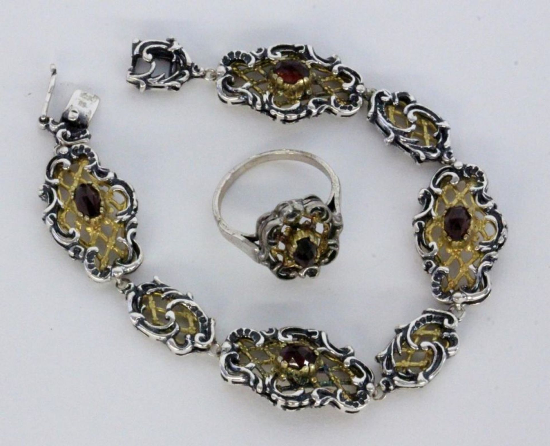 ARMBAND UND DAMENRINGSilber, teils vergoldet mit Granaten. L.18,5cm, Ringgr. 59A BRACELET AND