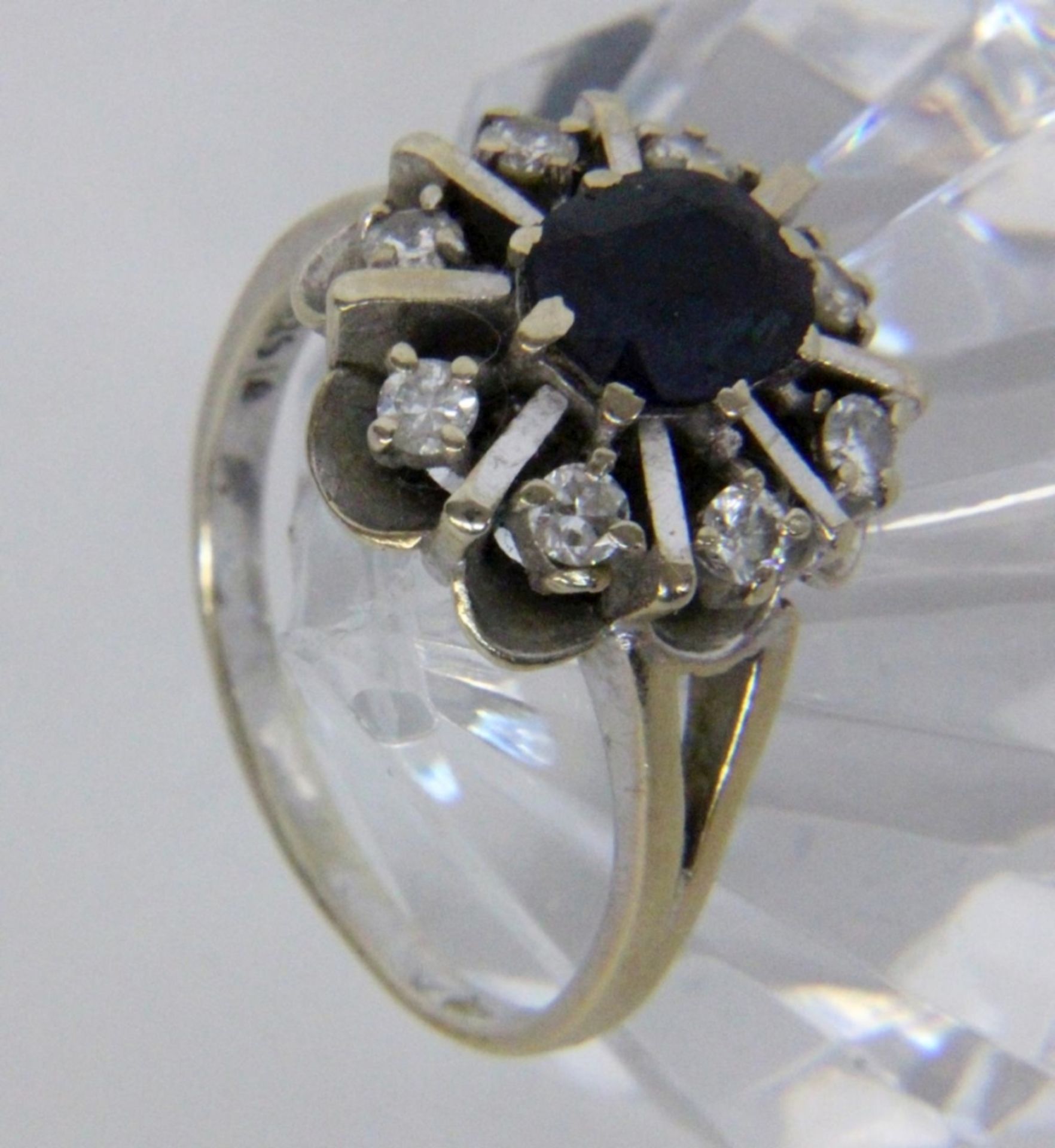 A LADIES RING 585/000 white gold with sapphire and brilliant cut diamonds. Ring size 60,