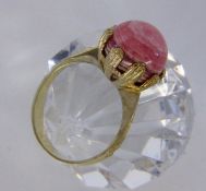 A LADIES RING 585/000 yellow gold with rhodochrosite. Ring size 56, gross weight