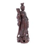 JAPANISCHE GEISHAAus hartem Holz geschnitzte Figur mit Glasaugen. H.31,5cmA JAPANESE GEISHA F