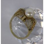 A LADIES RING 585/000 yellow gold with pearl. Ring size 53, gross weight 4.2 grams.