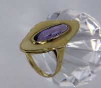 A LADIES RING 585/000 yellow gold with amethyst. Ring size 56, gross weight 3.4 grams.