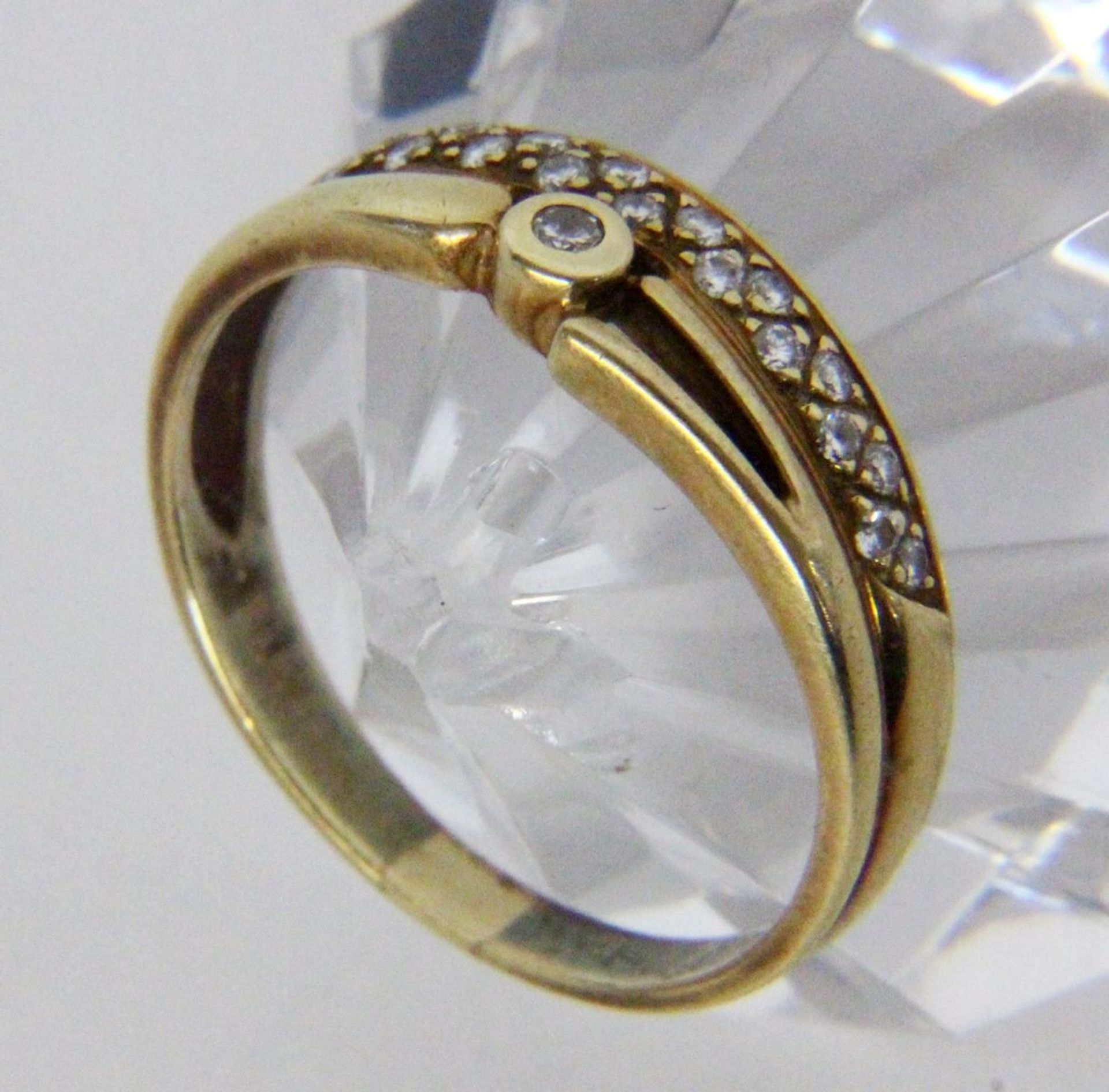 A LADIES RING 585/000 yellow gold with diamond trim. Ring size 62, gross weight