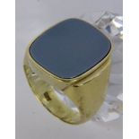 A MEN'S RING 585/000 yellow gold with layer gemstone. Ring size 64, gross weight