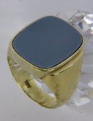 A MEN'S RING 585/000 yellow gold with layer gemstone. Ring size 64, gross weight