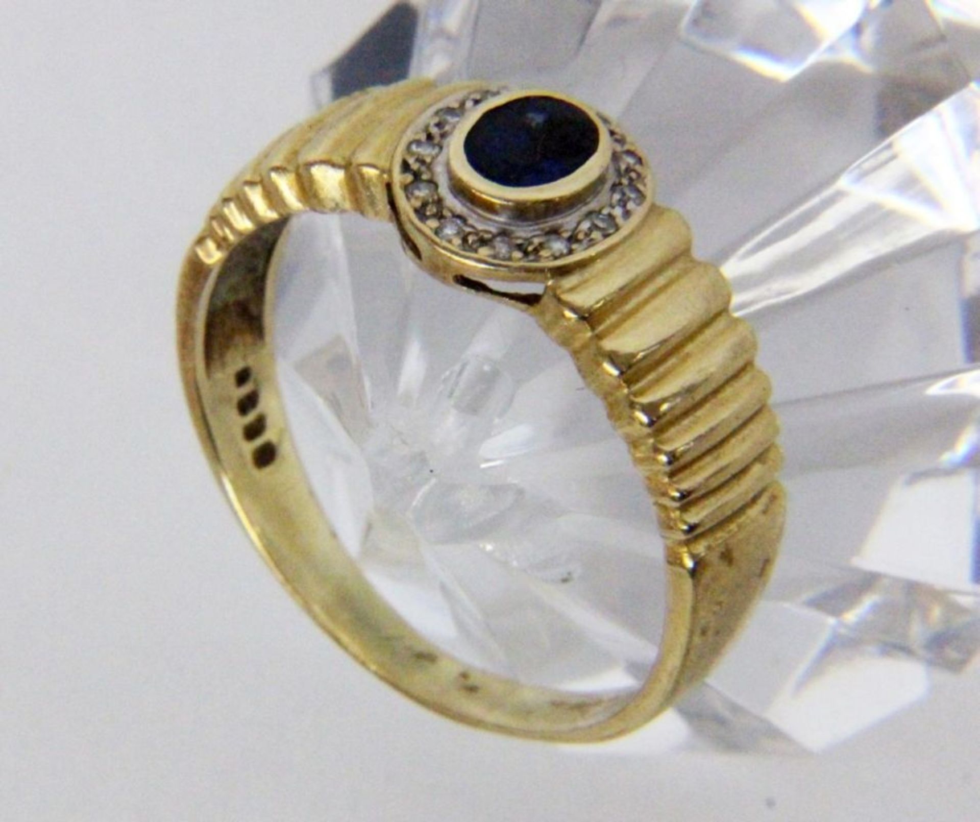 A LADIES RING 585/000 yellow gold with sapphire and diamonds. Ring size 62, gross weight