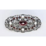 BROSCHESilber mit Granat und 4 Perlen. L.6cmA BROOCH Silver with garnet and 4 pearls. 6 cm lo