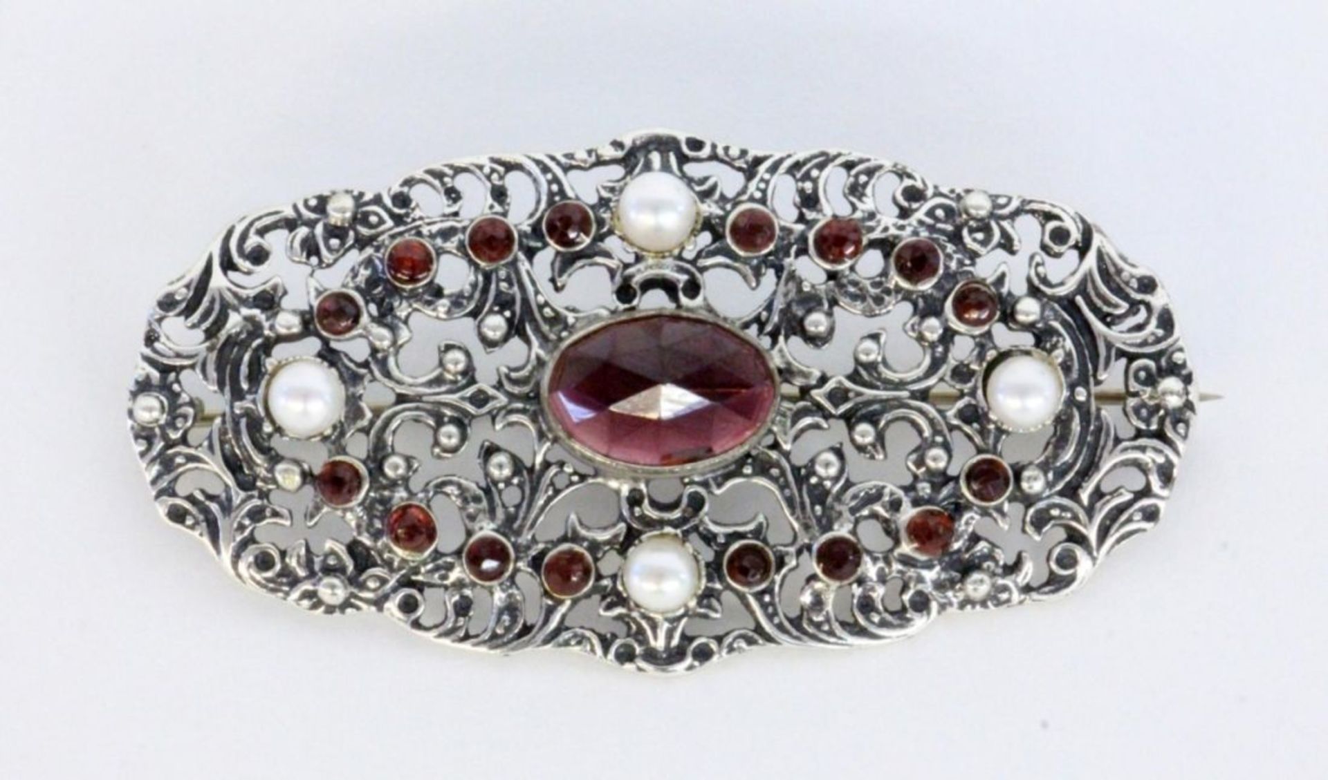 BROSCHESilber mit Granat und 4 Perlen. L.6cmA BROOCH Silver with garnet and 4 pearls. 6 cm lo