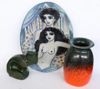 LOT VON 3 TEILEN KERAMIK. Bildplatte, Vase und Figur A LOT OF 3 CERAMIC PIECES Picture plate, vase