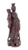 JAPANISCHE GEISHA Aus hartem Holz geschnitzte Figur mit Glasaugen. H.31,5cm A JAPANESE GEISHA