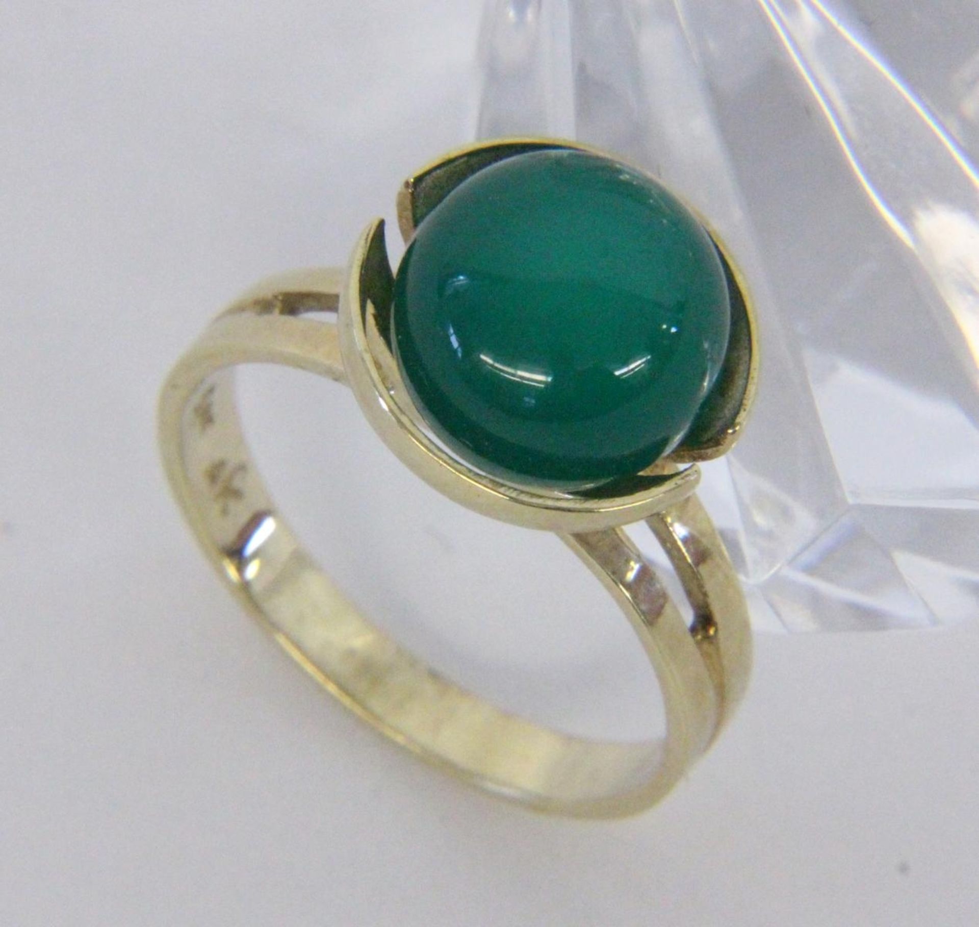 DAMENRING 585/000 Gelbgold mit Jade. Ringgr. 56, Brutto ca. 4,4g A LADIES RING 585/000 yellow gold