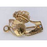 ANTIKE BROSCHE 585/000 Rotgold mit 2 kleinen Opalen. 5x3cm, Brutto ca. 8g AN ANTIQUE BROOCH 585/000