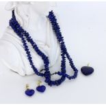 3 TEILE SCHMUCK MIT LAPISLAZULI 585/000 Gelbgold. Anhänger und Paar Ohrstecker in Herzform, dazu