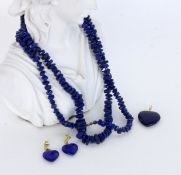 3 TEILE SCHMUCK MIT LAPISLAZULI 585/000 Gelbgold. Anhänger und Paar Ohrstecker in Herzform, dazu