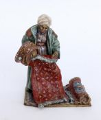 ARABISCHER TEPPICHHÄNDLER Bemalte Wiener Bronze. Fritz Bermann, gemarkt. H.14cm AN ARABIC CARPET