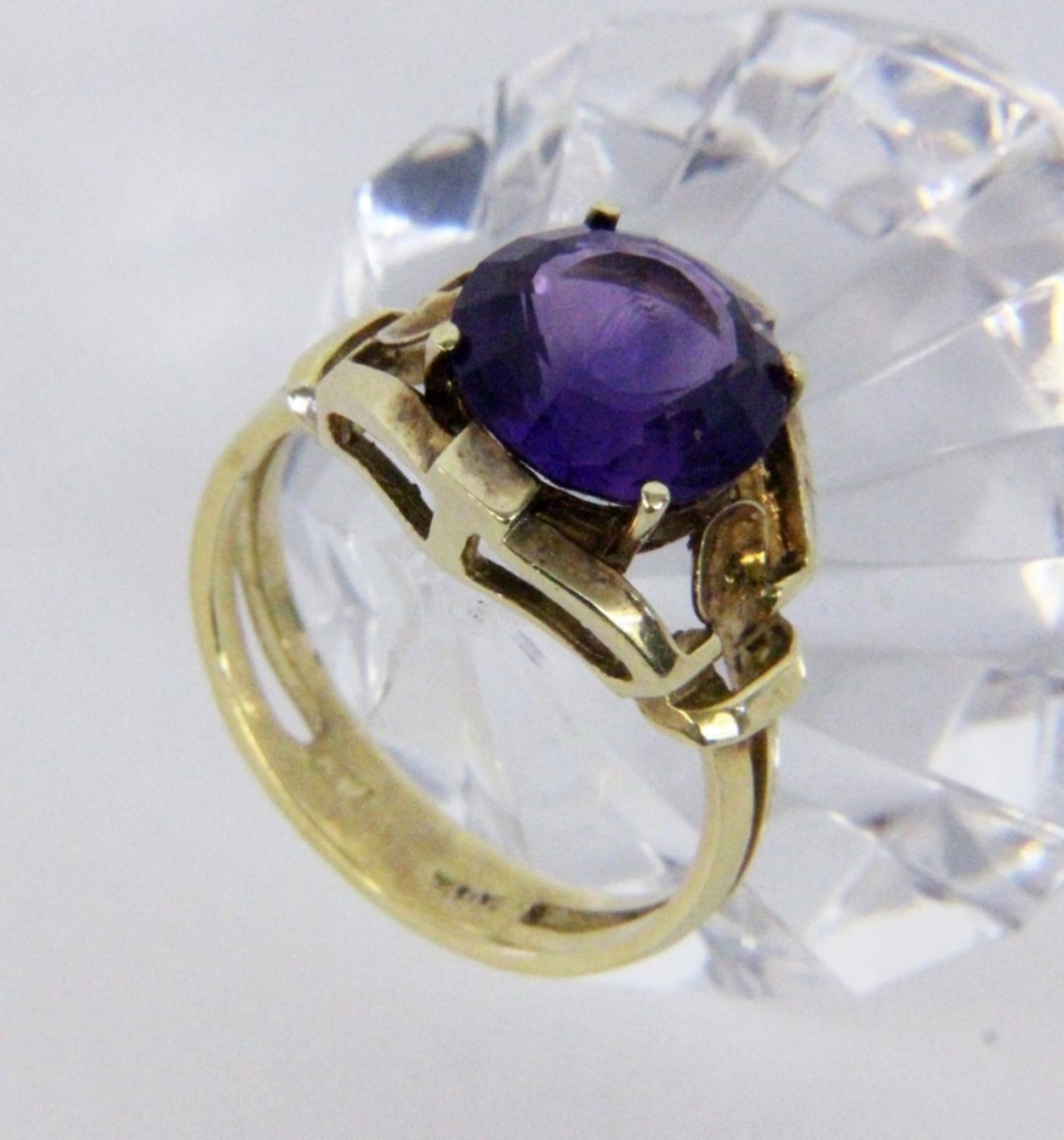 DAMENRING 585/000 Gelbgold mit Amethyst. Ringgr. 56, Brutto ca. 5,2g A LADIES RING 585/000 yellow