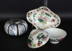 VIER TEILE CHINESISCHES PORZELLAN THREE CHINESE PORCELAIN ITEMS.