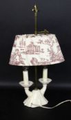 TISCHLAMPE Elfenbeinporzellan und Messing. 2-flammig, Stoffschirm. H.56cm A TABLE LAMP Ivory