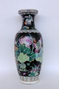 BALUSTER BODENVASE China Porzellan mit schwarzem Fond und farbig gemalten Blumen. An der Mündung