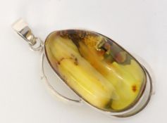 DESIGNER ANHÄNGER MIT BERNSTEIN Silber. L.7cm A DESIGNER PENDANT WITH AMBER Silver. 7 cm long.