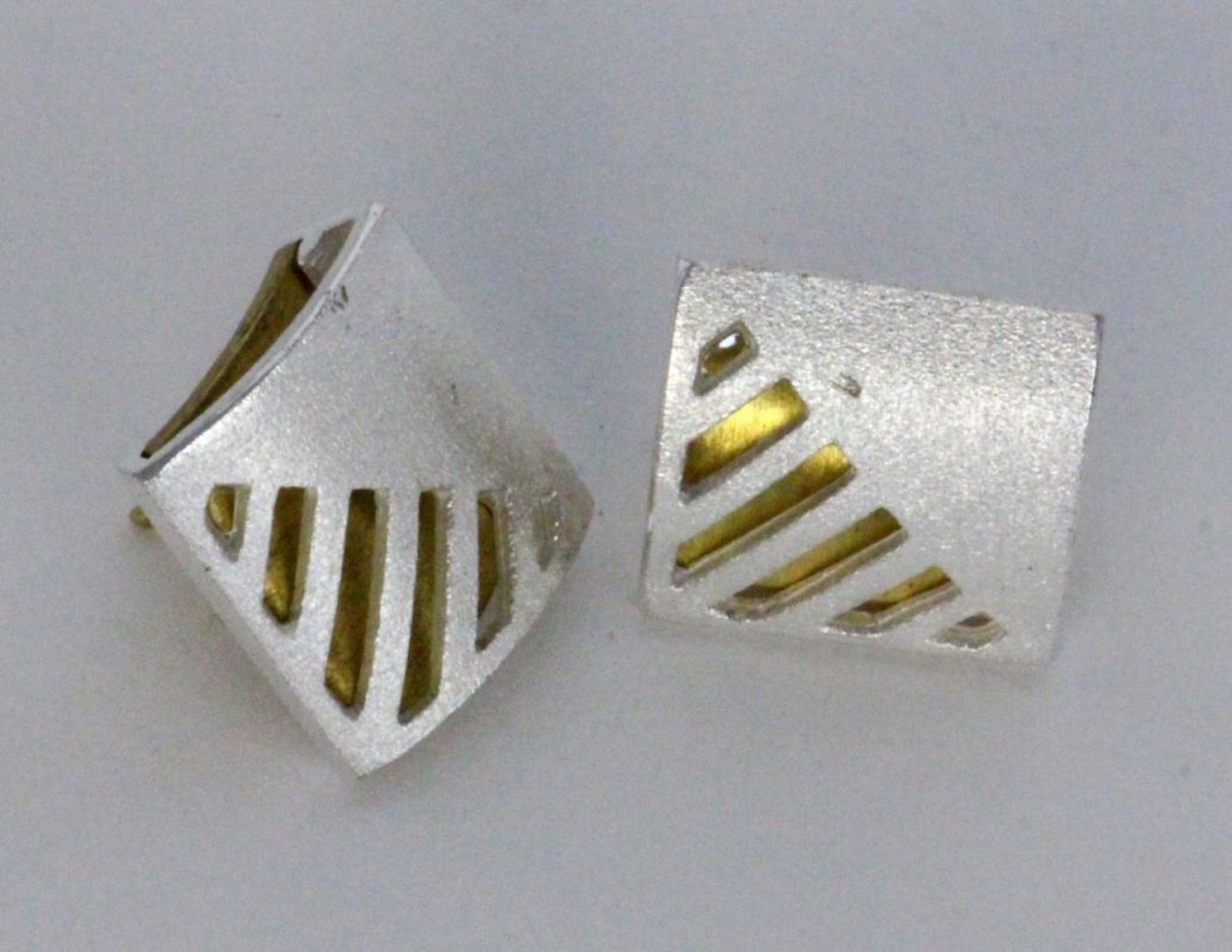 PAAR OHRSTECKER Silber, teils vergoldet A PAIR OF STUD EARRINGS Silver, gold-plated.
