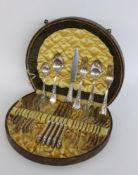 SPEISEBESTECK IM BESTECKKASTEN Barockform, versilbert. 18 Teile, komplett für 6 Personen A CUTLERY